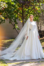 Robes de mariée modestes en satin ivoire à manches longues et coupe trapèze brodée