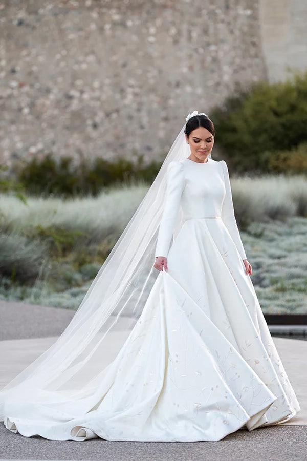 Robes de mariée modestes en satin ivoire à manches longues et coupe trapèze brodée