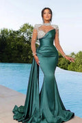 Vestido de noite verde esmeralda com lantejoulas, decote coração e cauda