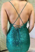 Vestidos de fiesta cortos ajustados con cuello vuelto y lentejuelas verde esmeralda