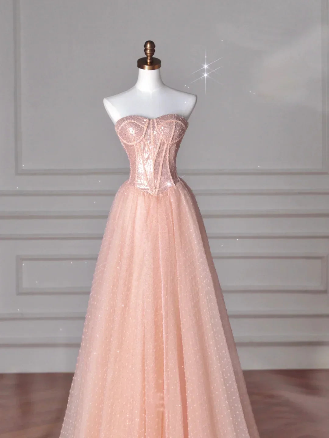 Vestido longo de baile de finalistas em tule com lantejoulas, cor pêssego rosada, sem alças, corte em linha A Y8645