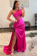 Vestido longo de cetim para baile com um ombro só e pregas