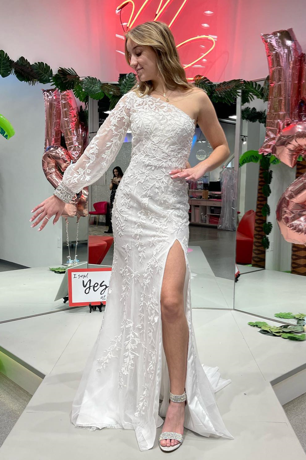Vestido de fiesta de encaje de manga larga con un solo hombro y corte sirena