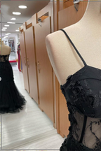 Vestido longo de baile com alças em forma de coração, apliques de sereia e tule