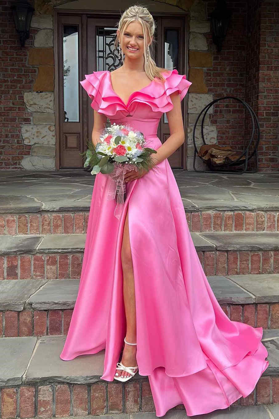 Vestido longo de baile cor-de-rosa vivo com decote em V, folhos e corte em linha A