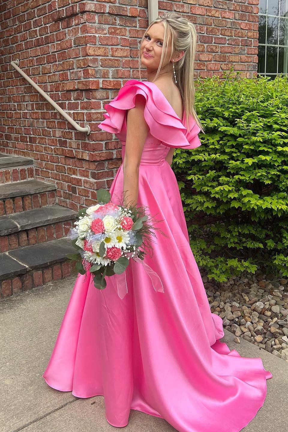 Vestido longo de baile cor-de-rosa vivo com decote em V, folhos e corte em linha A