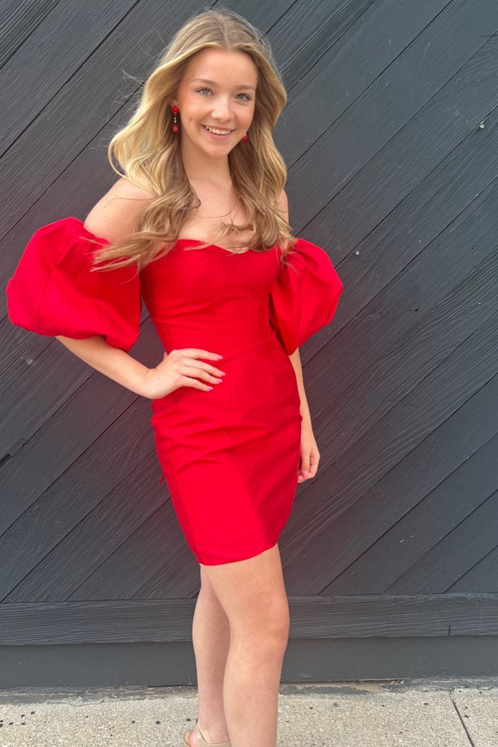 Robe courte rouge en satin sans bretelles pour bal de rentrée avec manches bouffantes