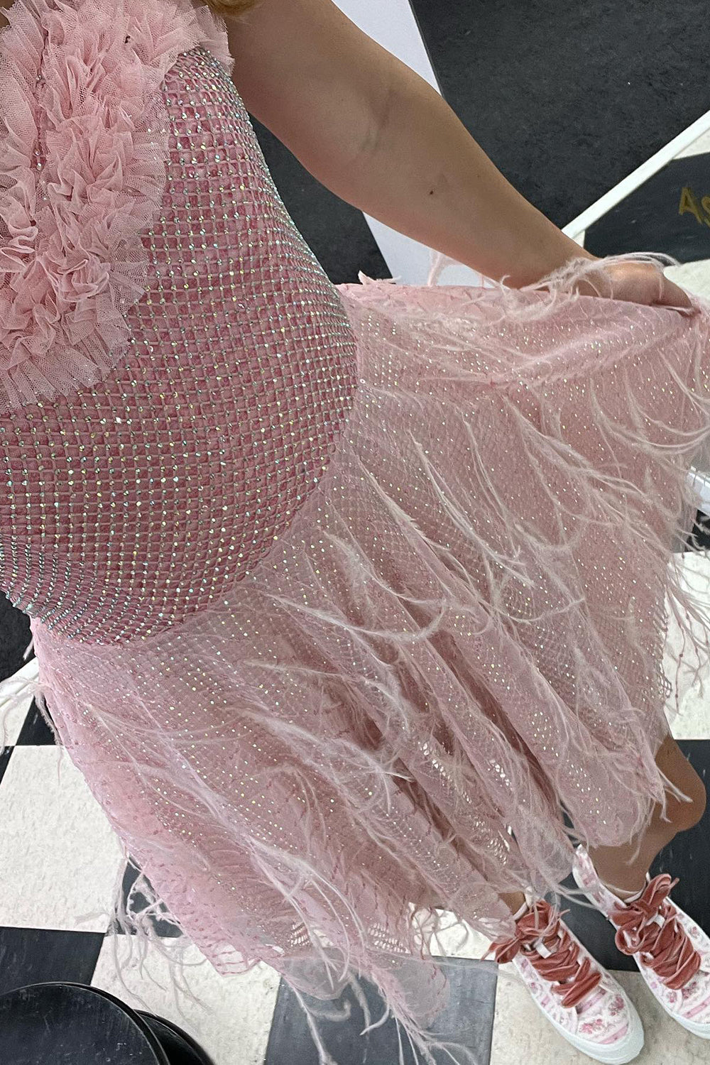 Robe courte rose tendre à carreaux pour bal de fin d'année avec plumes