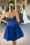Vestido de fiesta corto azul con escote en A 