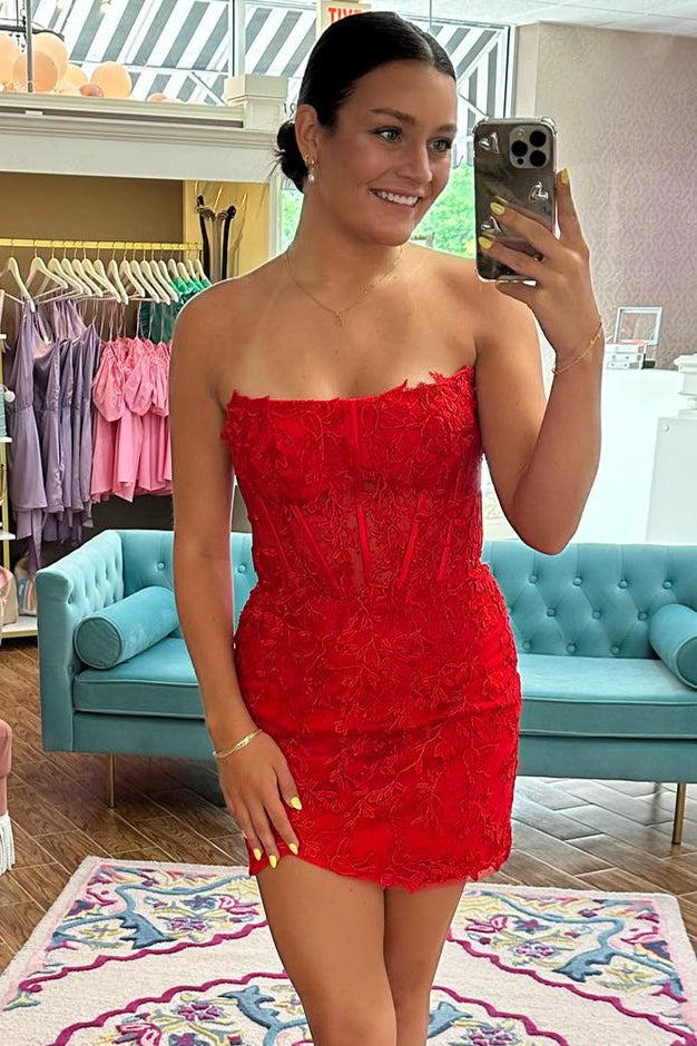 Vestido de baile de finalistas com corpete sem alças e renda, justo ao corpo