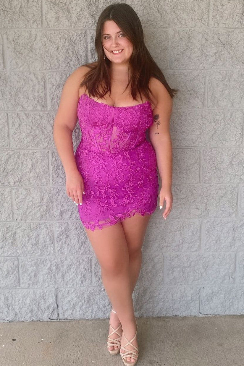 Vestido de baile de finalistas com corpete sem alças e renda, justo ao corpo