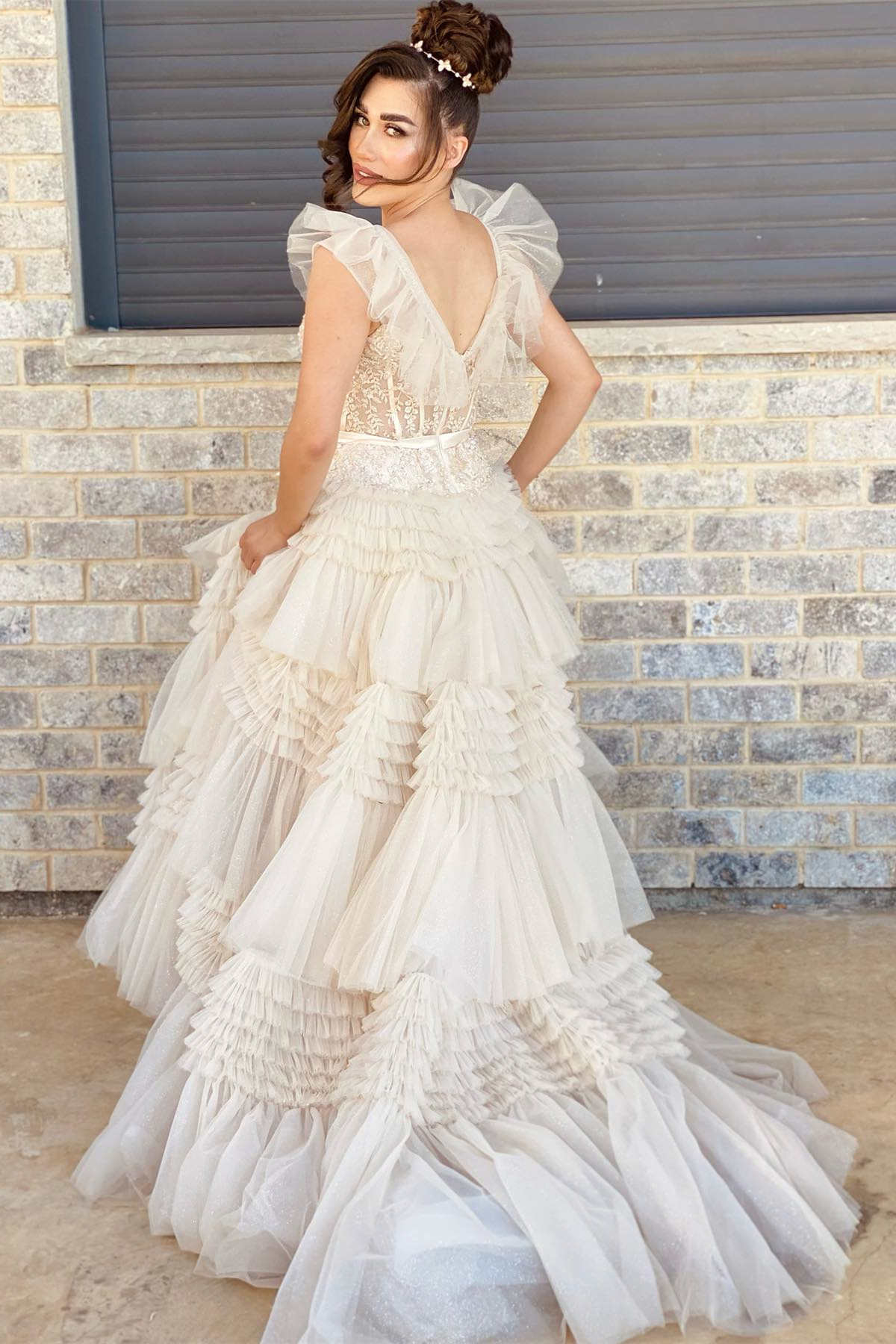 Abito da cerimonia avorio con scollo a V, applicazioni e balze di tulle con maniche svolazzanti
