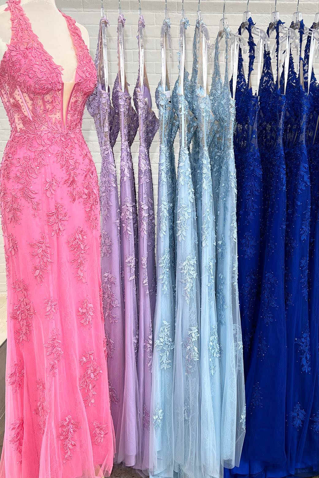 Abito da sera in tulle con pizzo, collo a fascia e applicazioni
