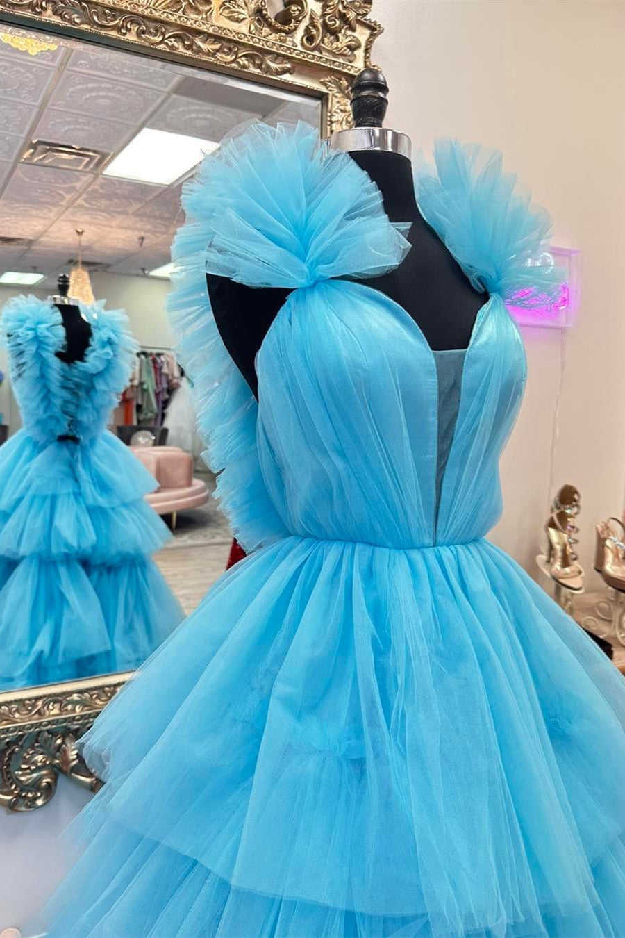 Vestido de Baile Azul Claro com Alças de Folhos e Saia em Camadas em Linha A