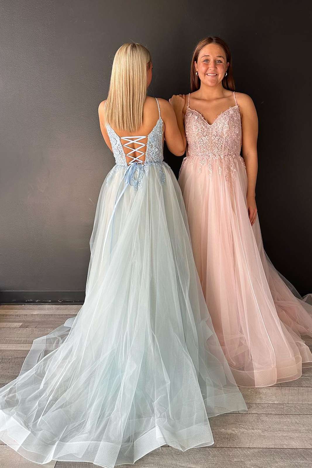 Vestido de baile com decote em V, aplicação de atacadores e tule em corte evasê