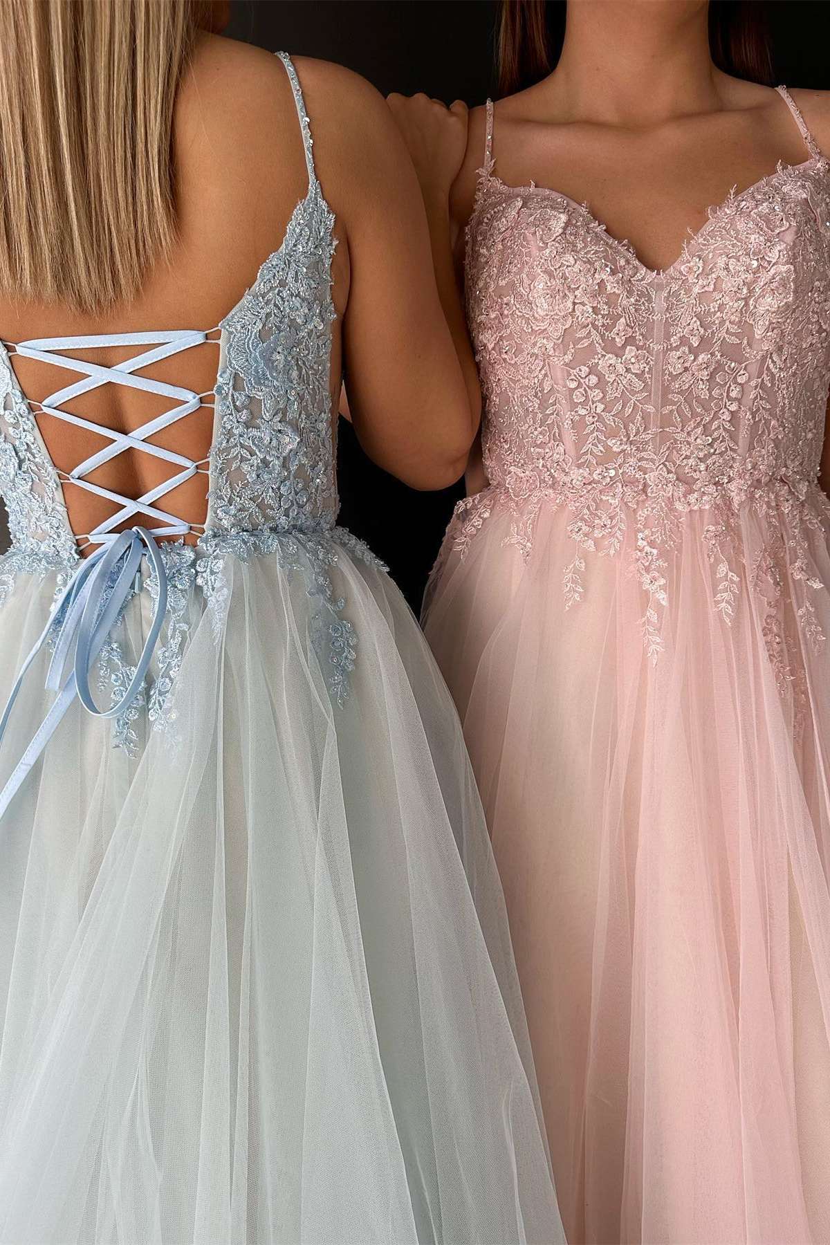 Vestido de baile com decote em V, aplicação de atacadores e tule em corte evasê