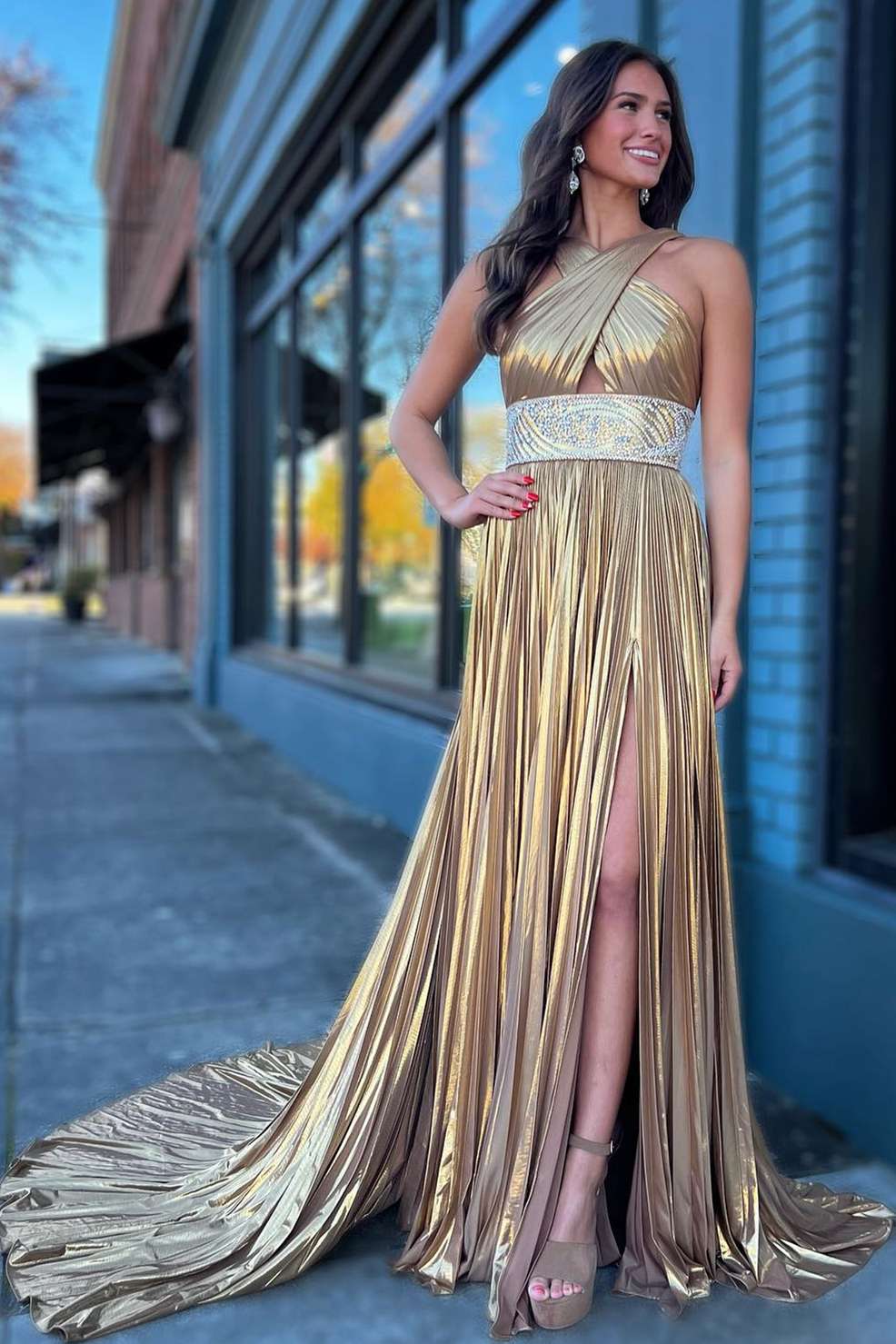 Langes Ballkleid in Metallic mit plissierten, gekreuzten Trägern