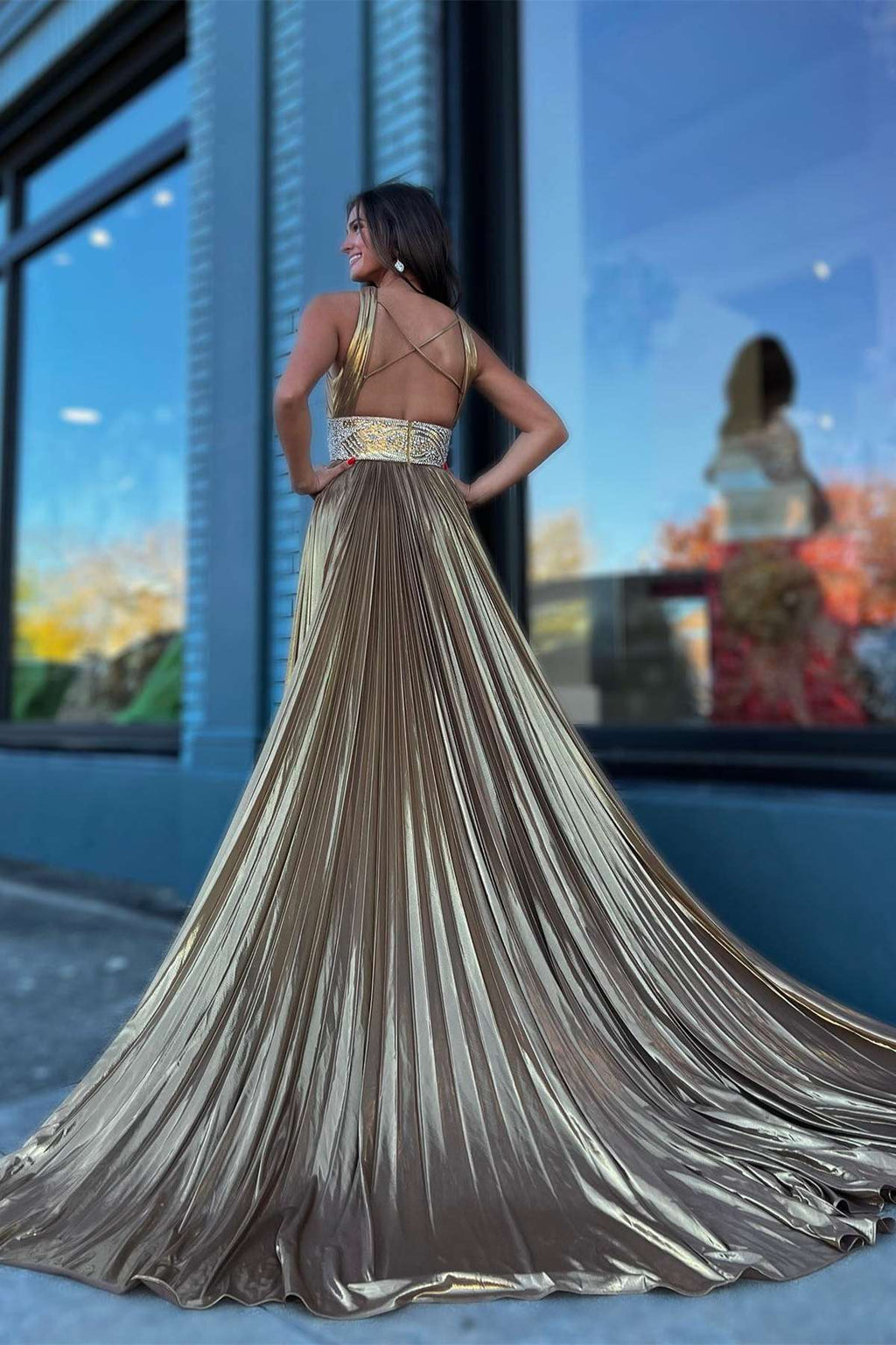 Langes Ballkleid in Metallic mit plissierten, gekreuzten Trägern