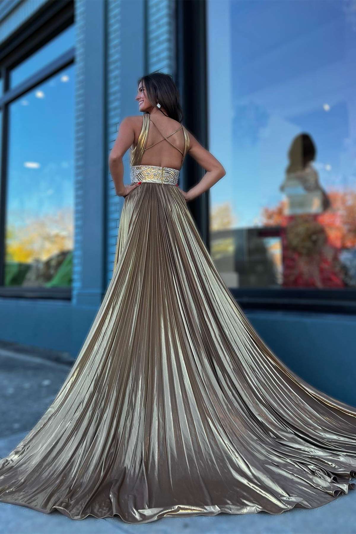 Langes Ballkleid in Metallic mit plissierten, gekreuzten Trägern