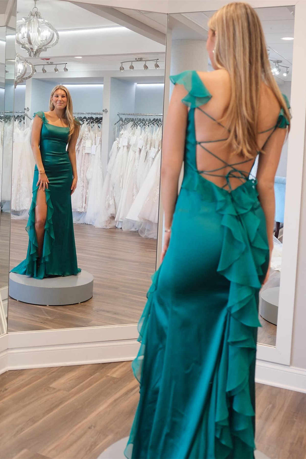 Smaragdgrünes Ballkleid mit quadratischem Ausschnitt und Schlitz