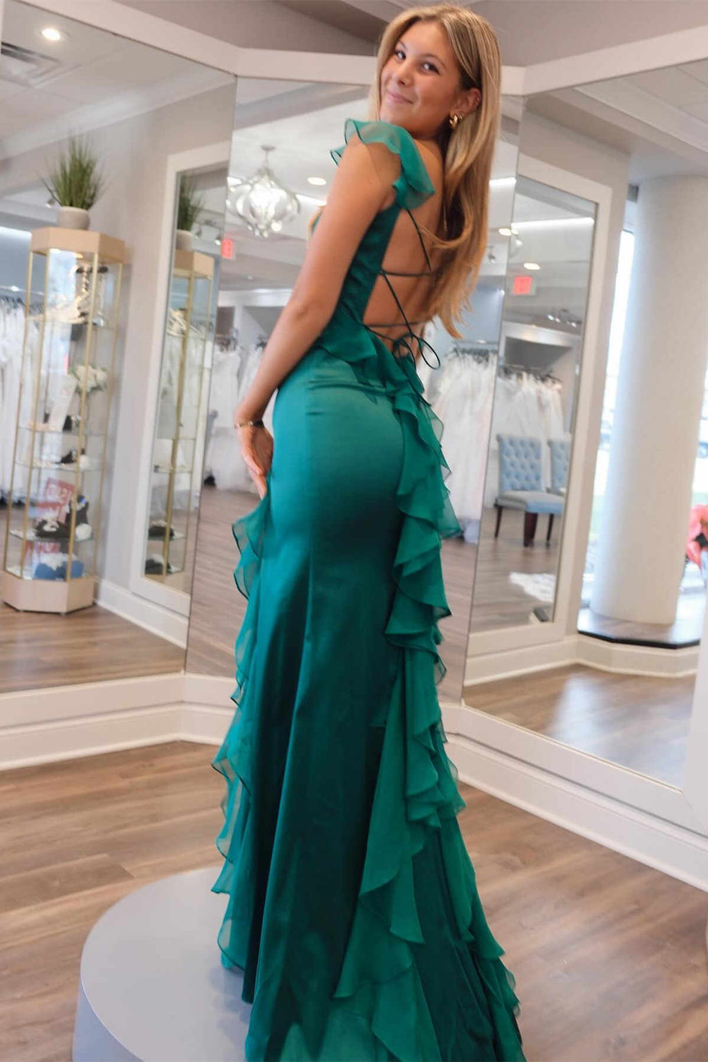 Smaragdgrünes Ballkleid mit quadratischem Ausschnitt und Schlitz