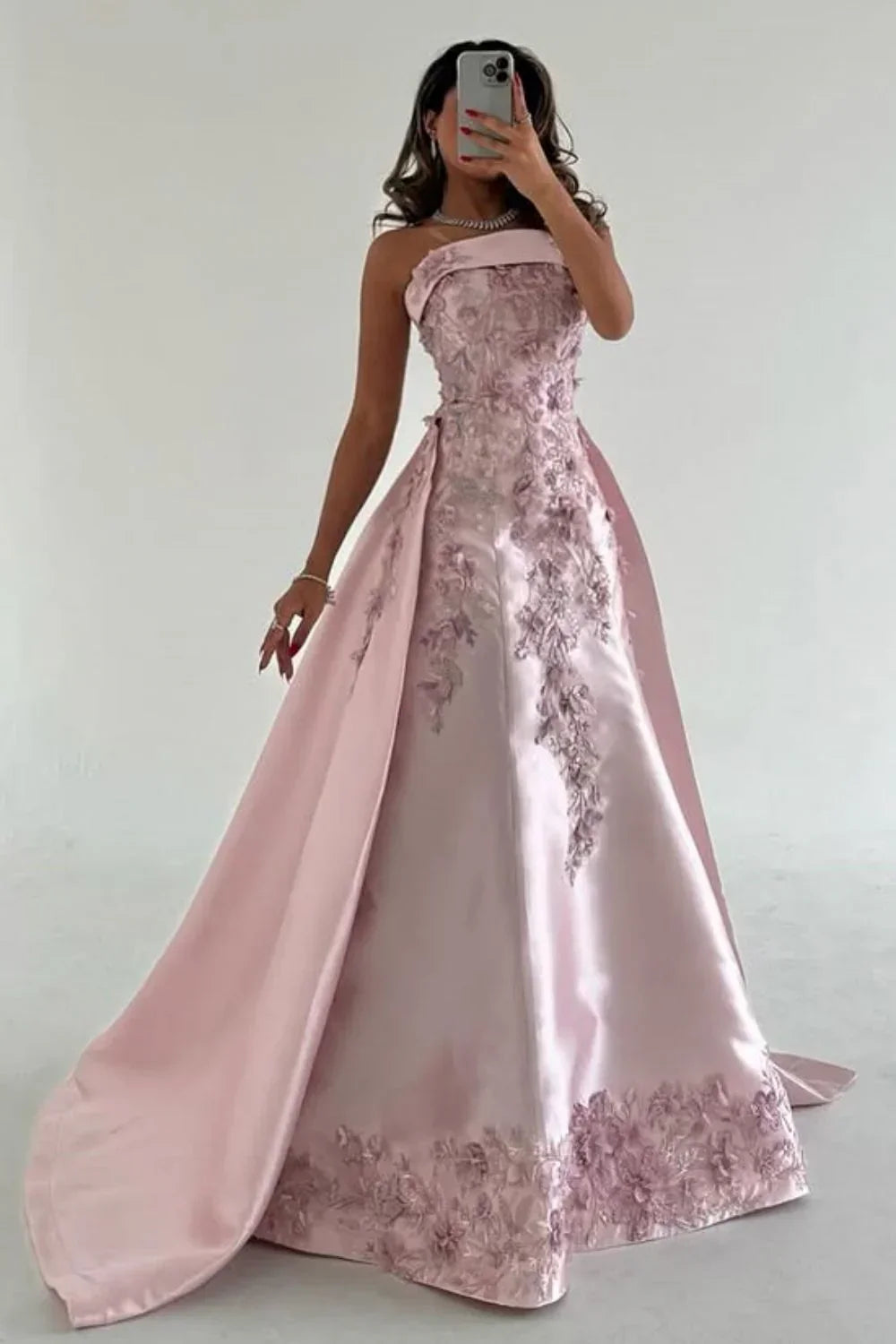 Vestido de Festa Formal Rosa Deslumbrante em Cetim com Aplicações e Sem Alças Y8427