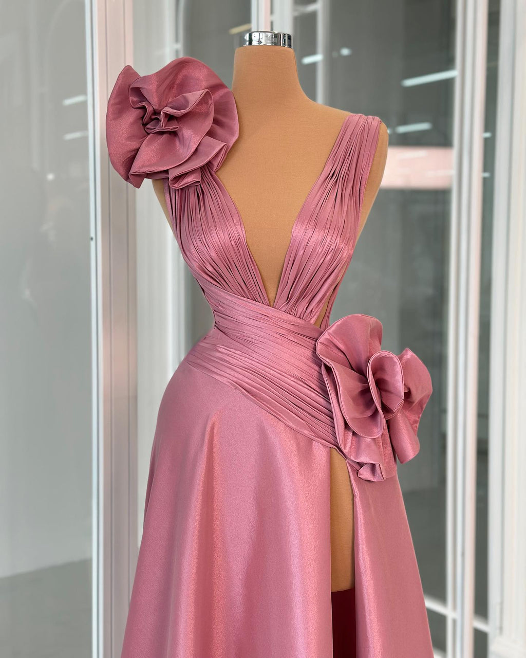 Robe de bal fabuleuse en satin, ligne A, col en V, sans manches, à volants et fendue