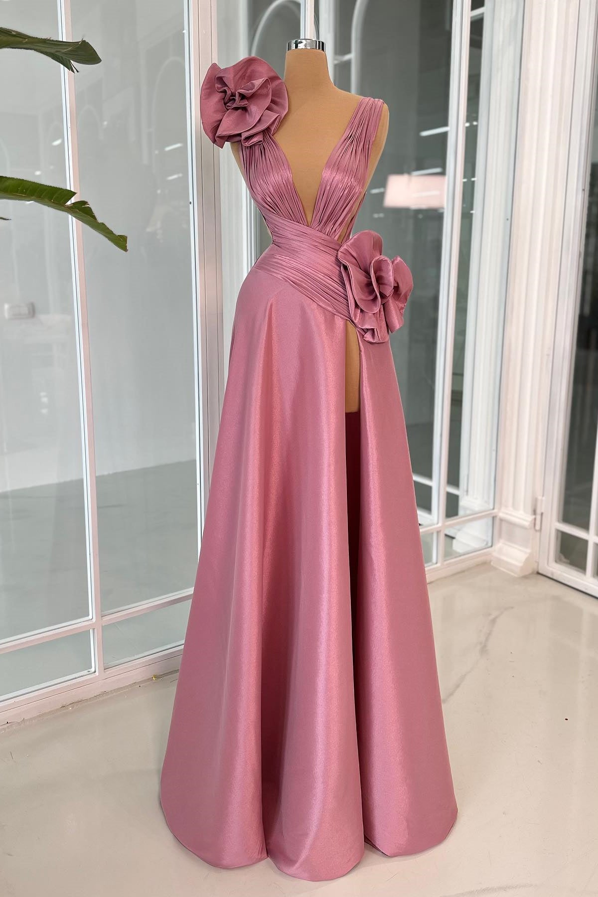 Robe de bal fabuleuse en satin, ligne A, col en V, sans manches, à volants et fendue