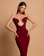 Robe de bal bordeaux en satin, sans bretelles ni manches, ornée de strass, à colonne fabuleuse