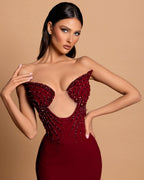 Robe de bal bordeaux en satin, sans bretelles ni manches, ornée de strass, à colonne fabuleuse