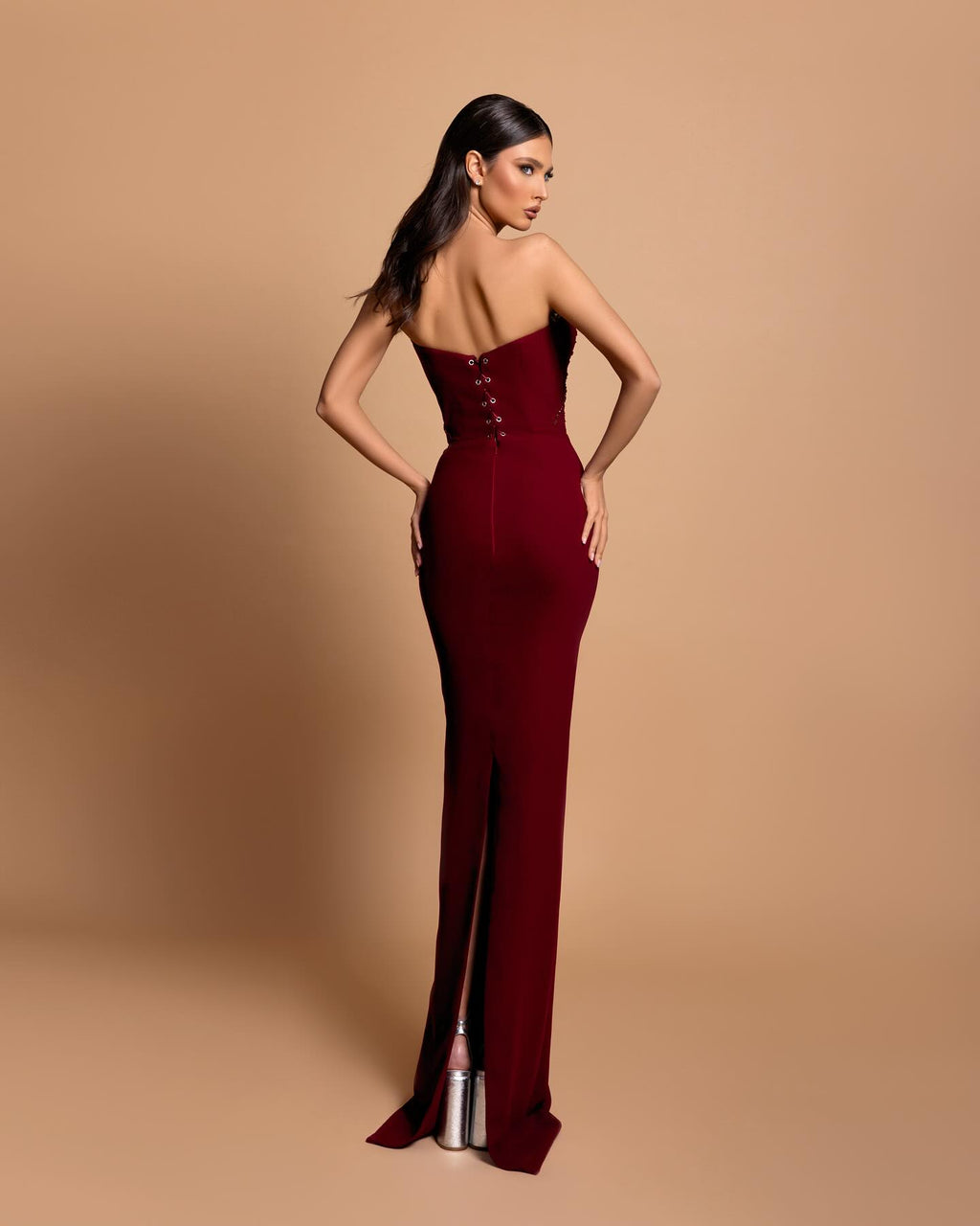 Robe de bal bordeaux en satin, sans bretelles ni manches, ornée de strass, à colonne fabuleuse