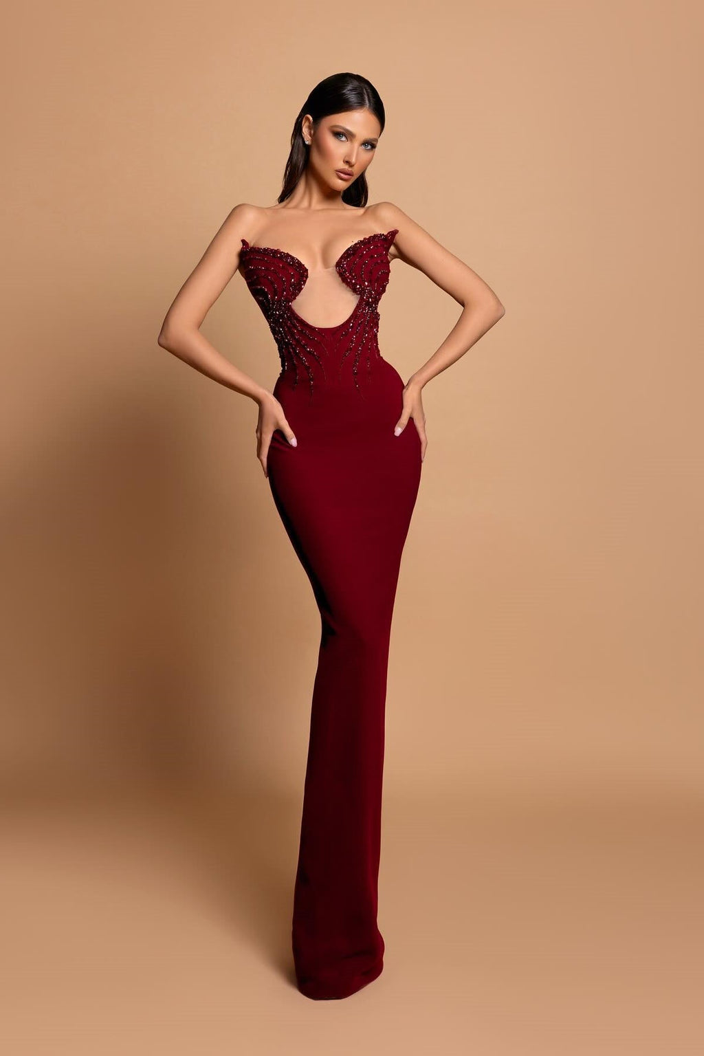 Robe de bal bordeaux en satin, sans bretelles ni manches, ornée de strass, à colonne fabuleuse