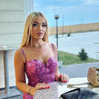Robe de bal splendide en satin à paillettes, sans manches, fendue devant, coupe ajustée en colonne