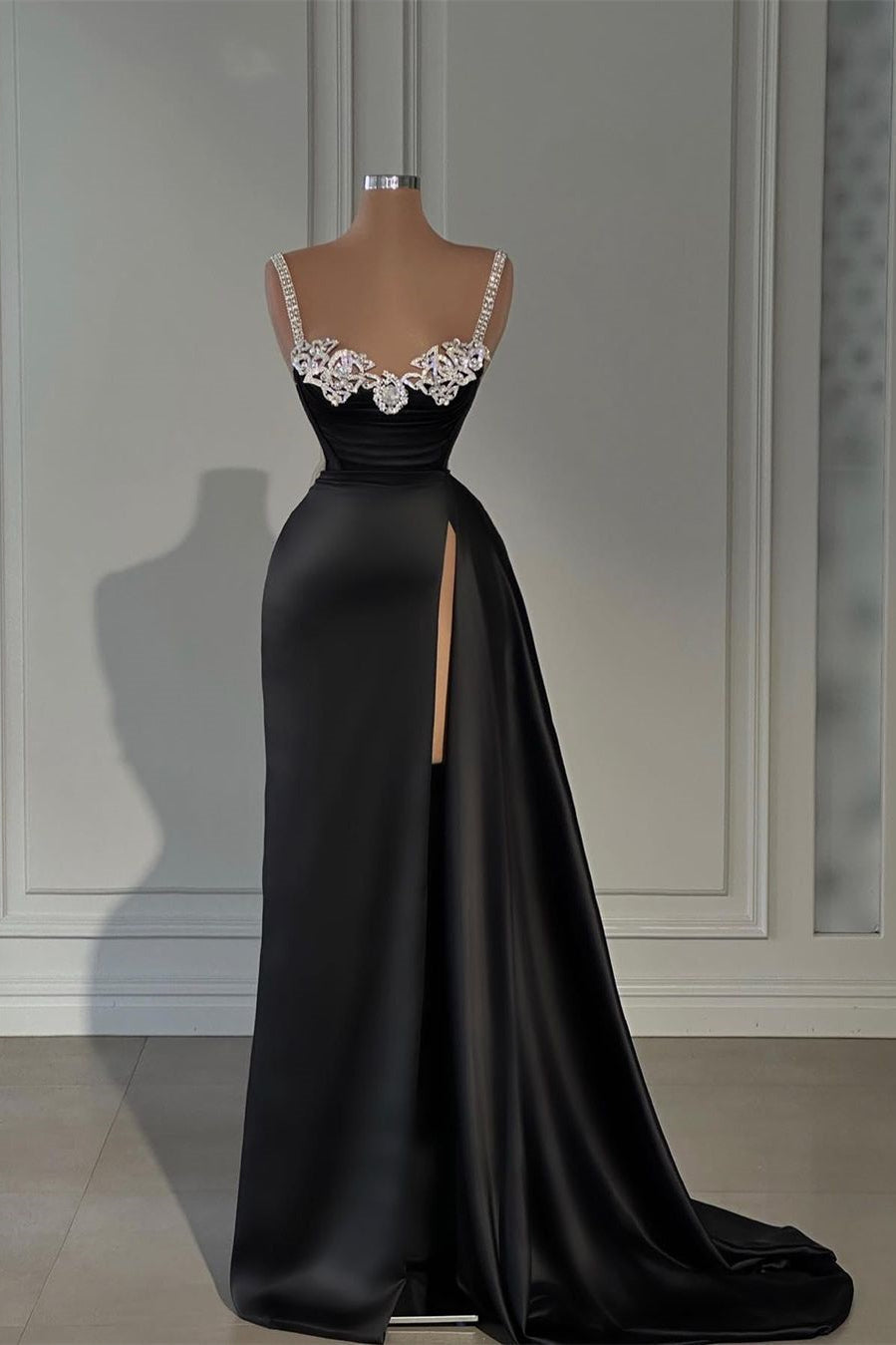 Robe de bal noire longue fabuleuse en ligne A avec bretelles, sans manches, ornée de cristaux, fendue