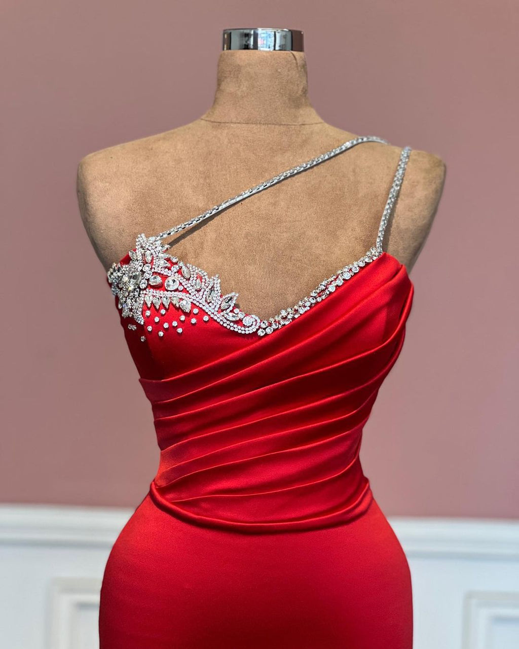 Robe de bal rouge longue fabuleuse à bretelle unique style sirène ornée de bijoux