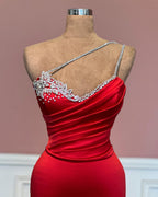 Robe de bal rouge longue fabuleuse à bretelle unique style sirène ornée de bijoux
