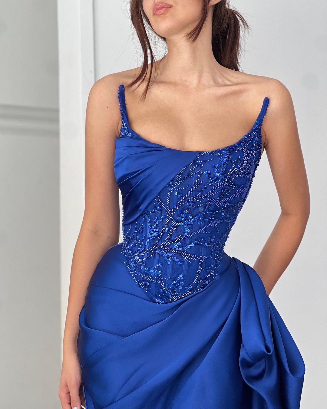 Vestido de Baile Deslumbrante Longo Azul Real Sem Mangas com Lantejoulas e Bordados com Folhos