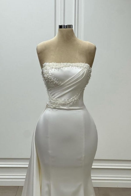Fabuloso vestido de novia largo blanco de corte sirena, sin mangas y sin tirantes, con perlas