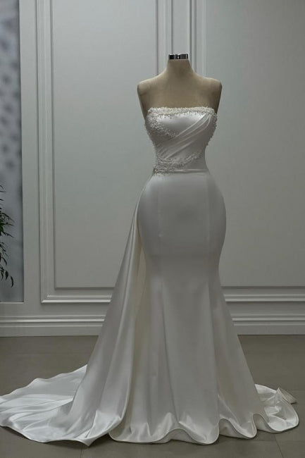 Fabuloso vestido de novia largo blanco de corte sirena, sin mangas y sin tirantes, con perlas