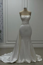 Fabuloso vestido de novia largo blanco de corte sirena, sin mangas y sin tirantes, con perlas