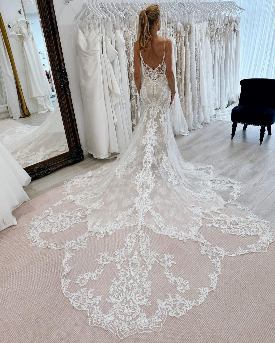 Abito da sposa bianco favoloso con spalline sottili, senza maniche, in tulle e pizzo, con applicazioni e strascico