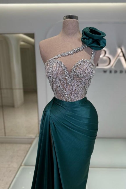 Robe de bal longue vert foncé à une épaule ornée de bijoux sans manches