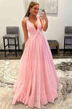 Vestido Formal Longo de Tule Rosa com Decote em V Profundo e Costas Descobertas com Penas