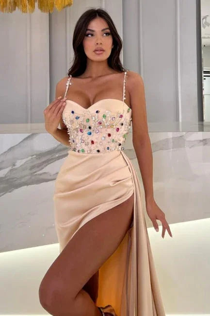 Vestidos de Baile Compridos até ao Chão em Champanhe com Decote Coração, Bordados de Lantejoulas, Alças Finas e Fenda