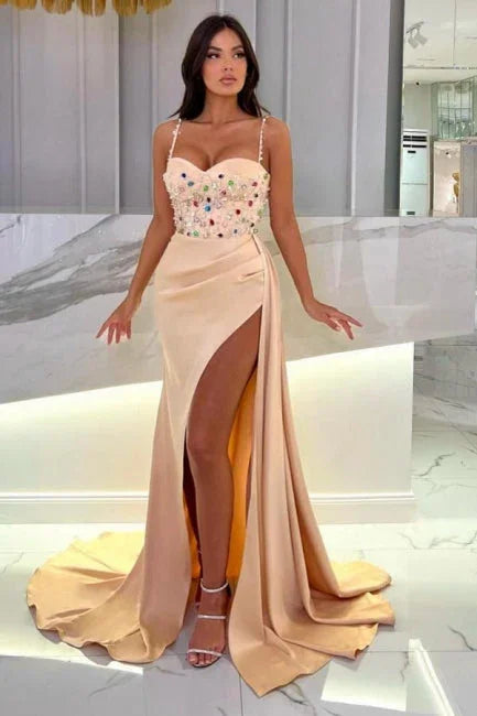 Vestidos de Baile Compridos até ao Chão em Champanhe com Decote Coração, Bordados de Lantejoulas, Alças Finas e Fenda