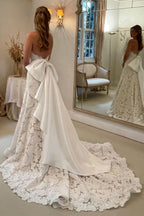 Robe de mariée ivoire bohème en ligne A sans bretelles en dentelle florale avec nœud en satin