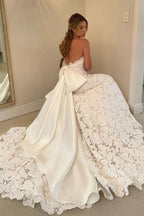 Robe de mariée ivoire bohème en ligne A sans bretelles en dentelle florale avec nœud en satin