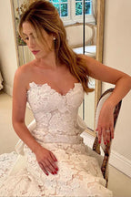 Robe de mariée ivoire bohème en ligne A sans bretelles en dentelle florale avec nœud en satin