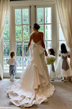 Robe de mariée ivoire bohème en ligne A sans bretelles en dentelle florale avec nœud en satin