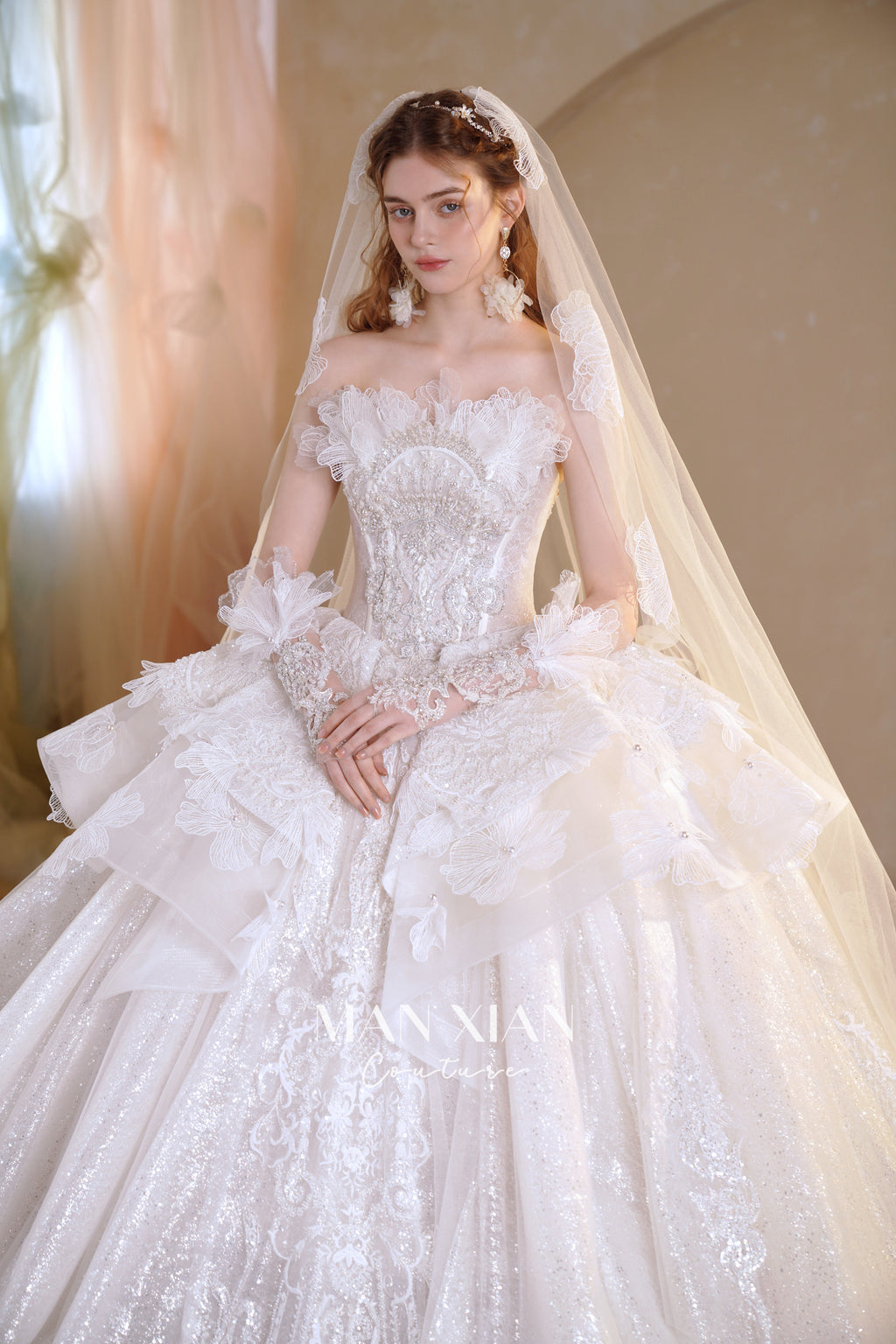 Vestido de Noiva Real com Ombros Descobertos, Saia Bola de Cristal, Cauda de Catedral e Aplicações de Renda 3D